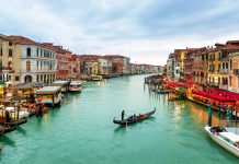 Đắm chìm trong vẻ đẹp cổ kính của kênh đào Grand Canal Venice tại Ý 